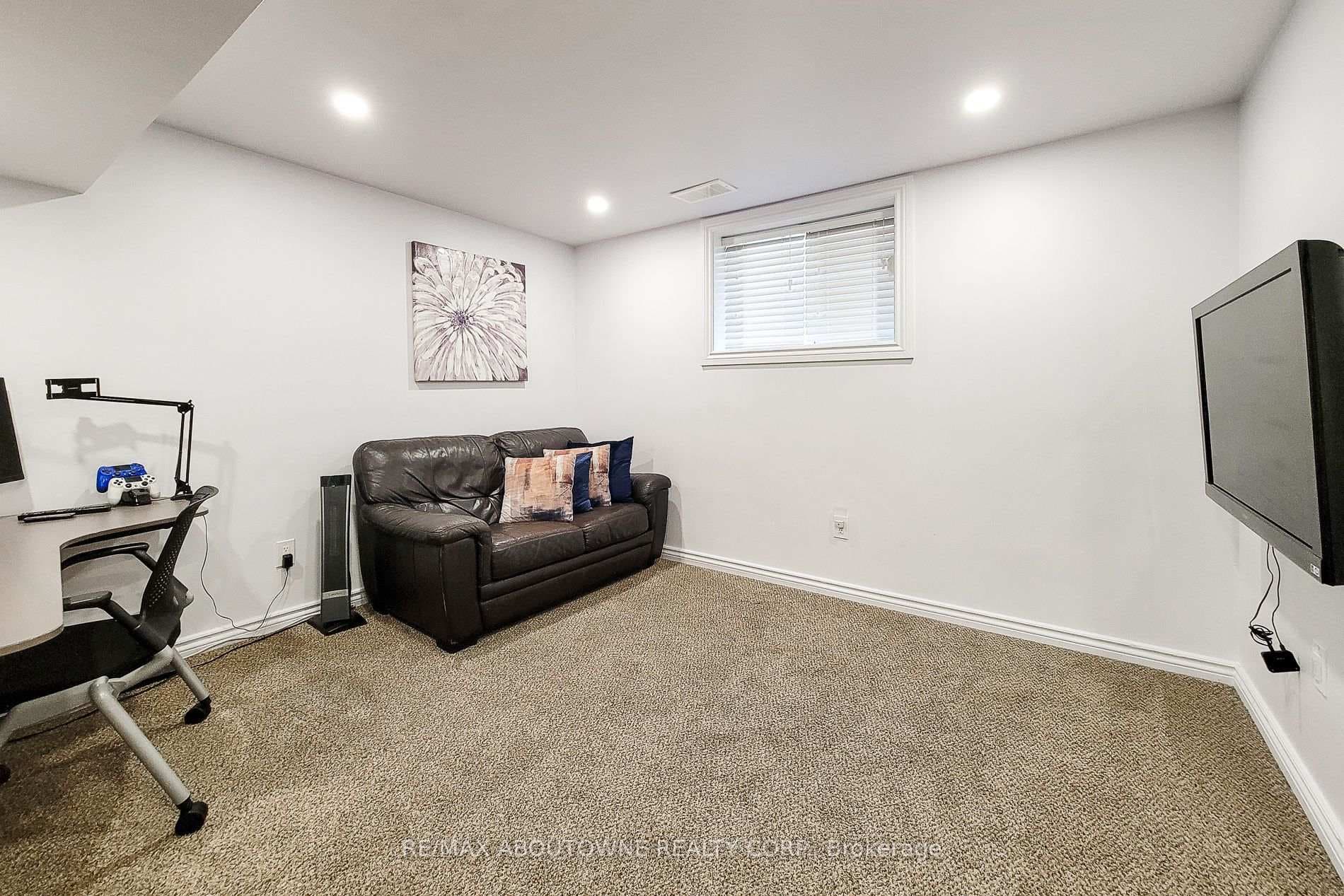 565 Isaiah Crescent photo 21