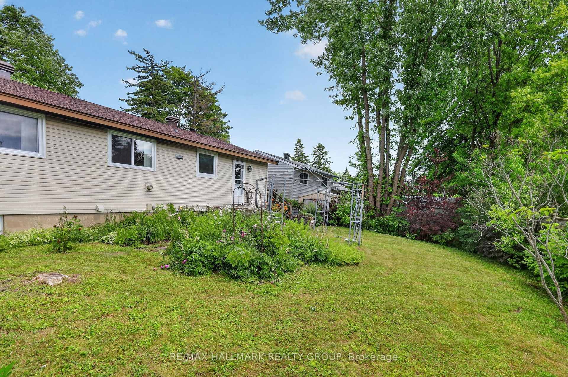 738 Stiles Crescent photo 45
