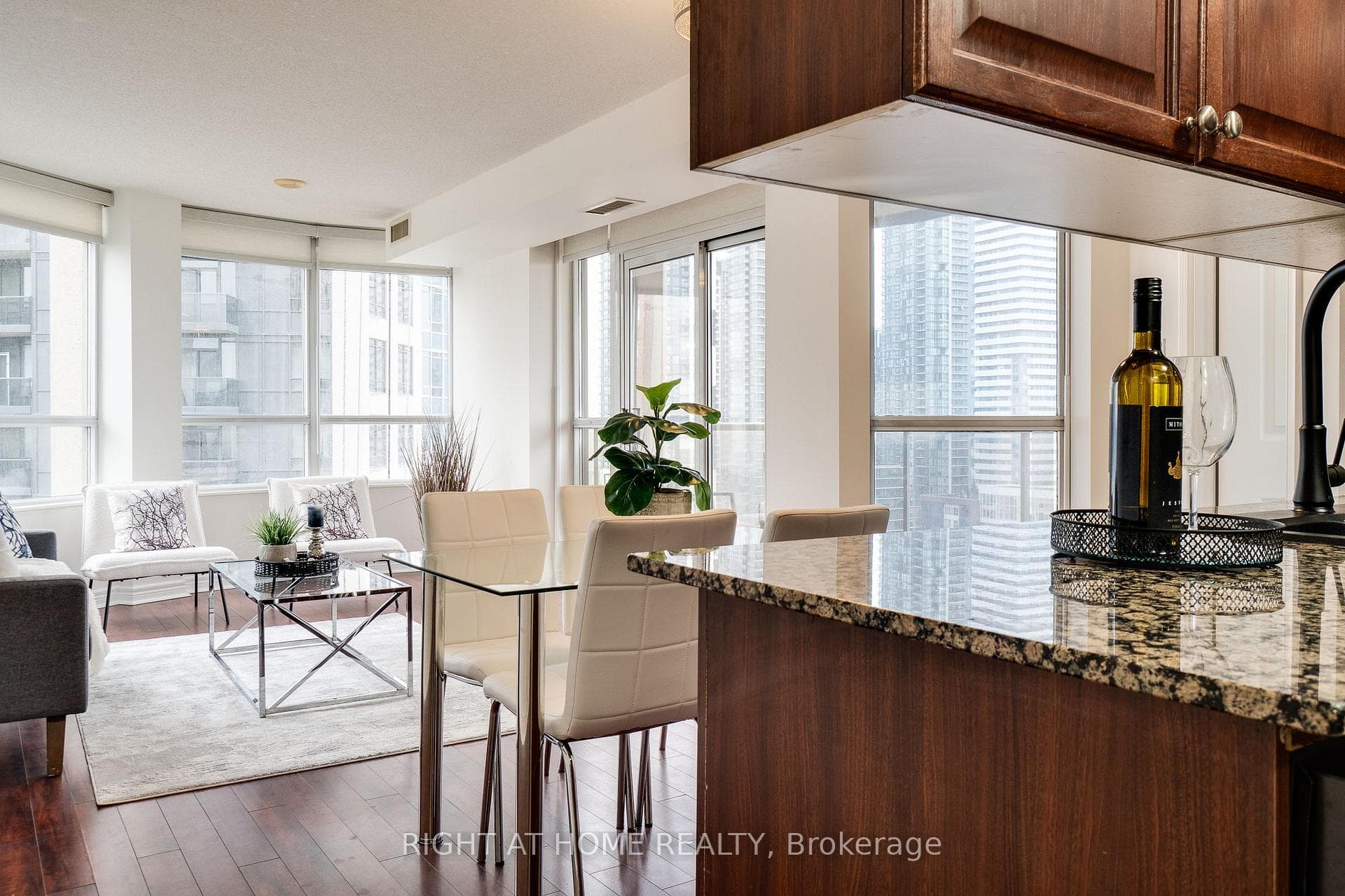 310 Burnhamthorpe Road Unit 1713 photo 27