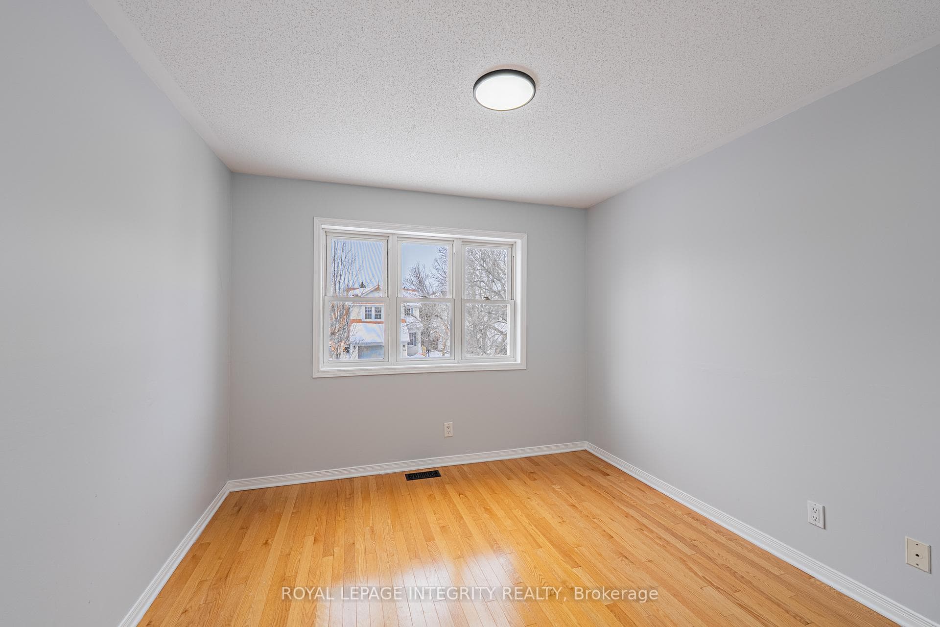 111 HEMLO Crescent photo 25