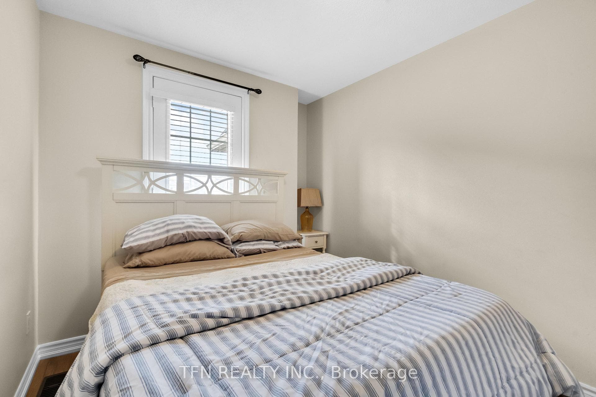 2 Shiff Crescent photo 29