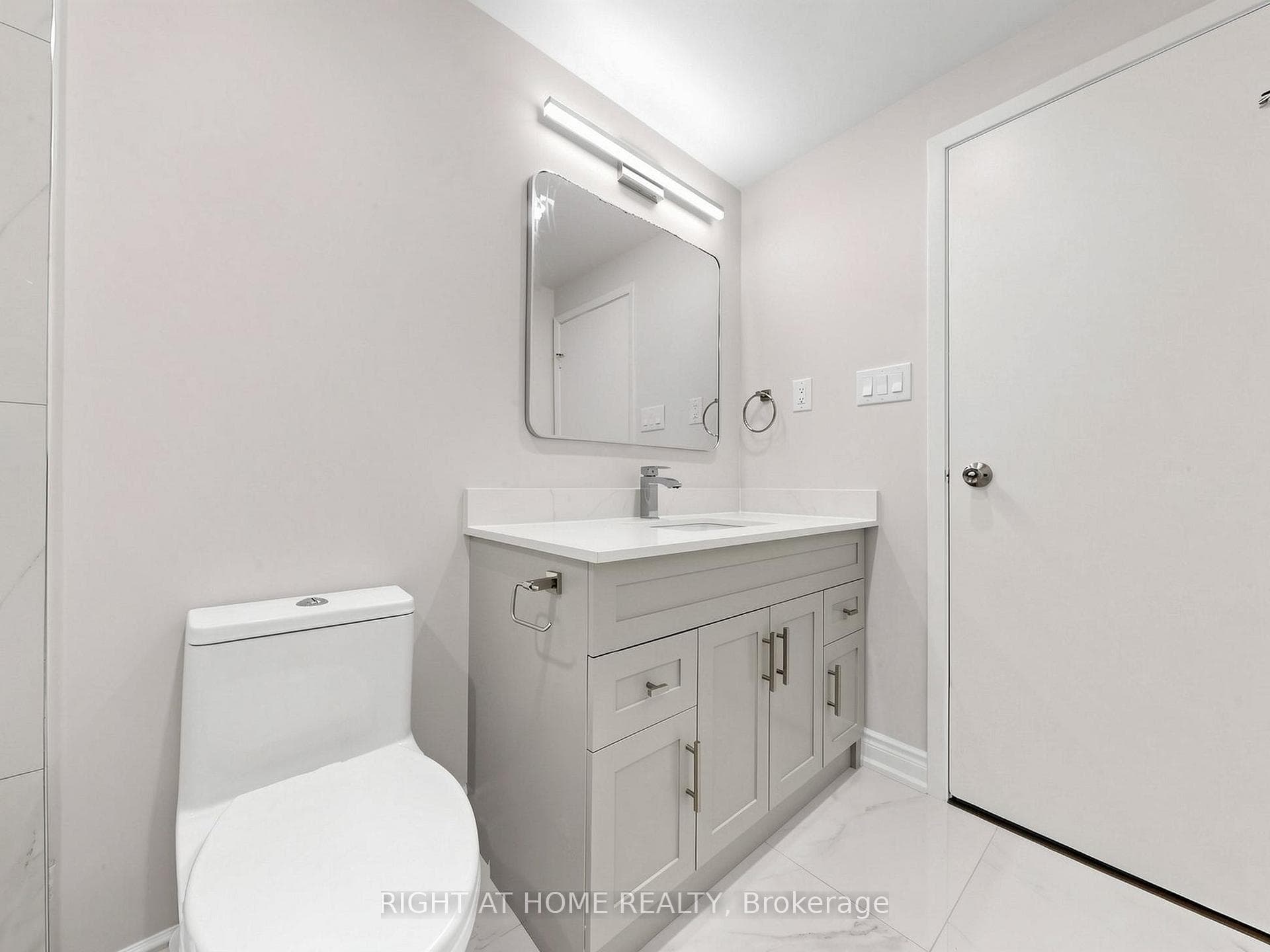 4-piece bathroom upstairs