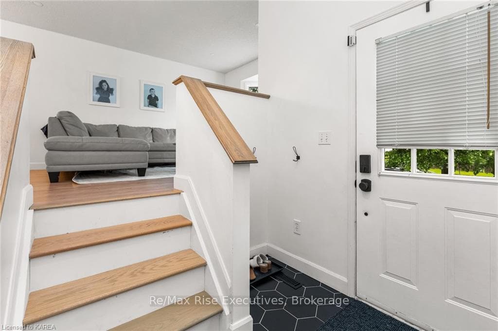 498 EVANGELINE Avenue photo 2