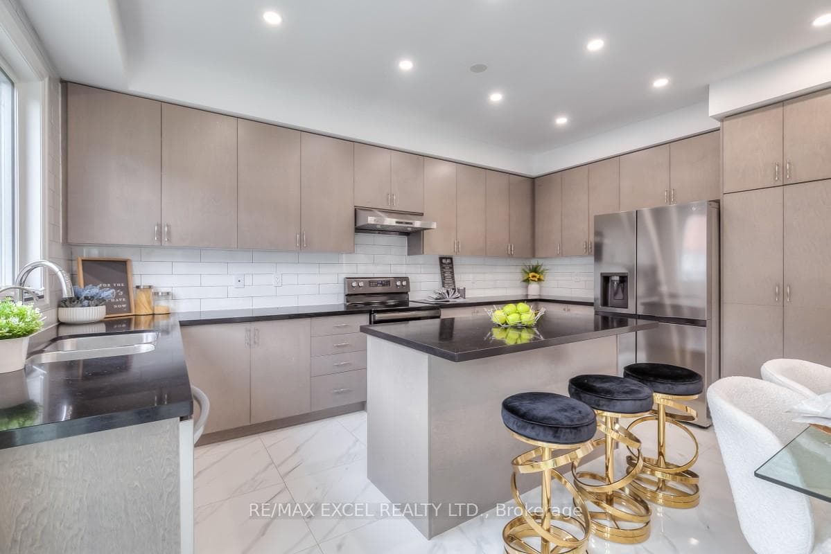 8 Collier Crescent photo 13
