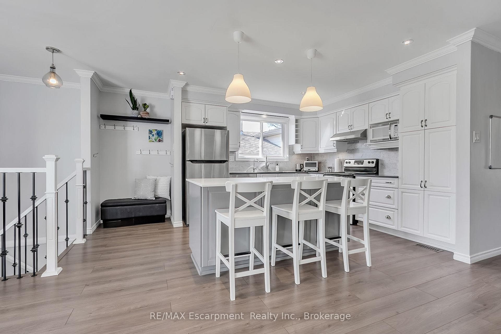 2379 Malcolm Crescent photo 6