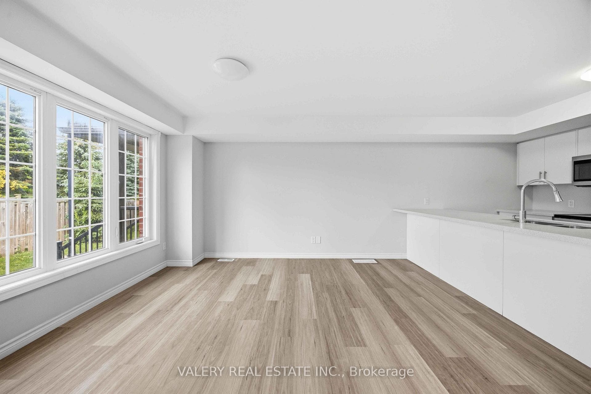 250 Penetanguishene Road Unit 14 photo 9