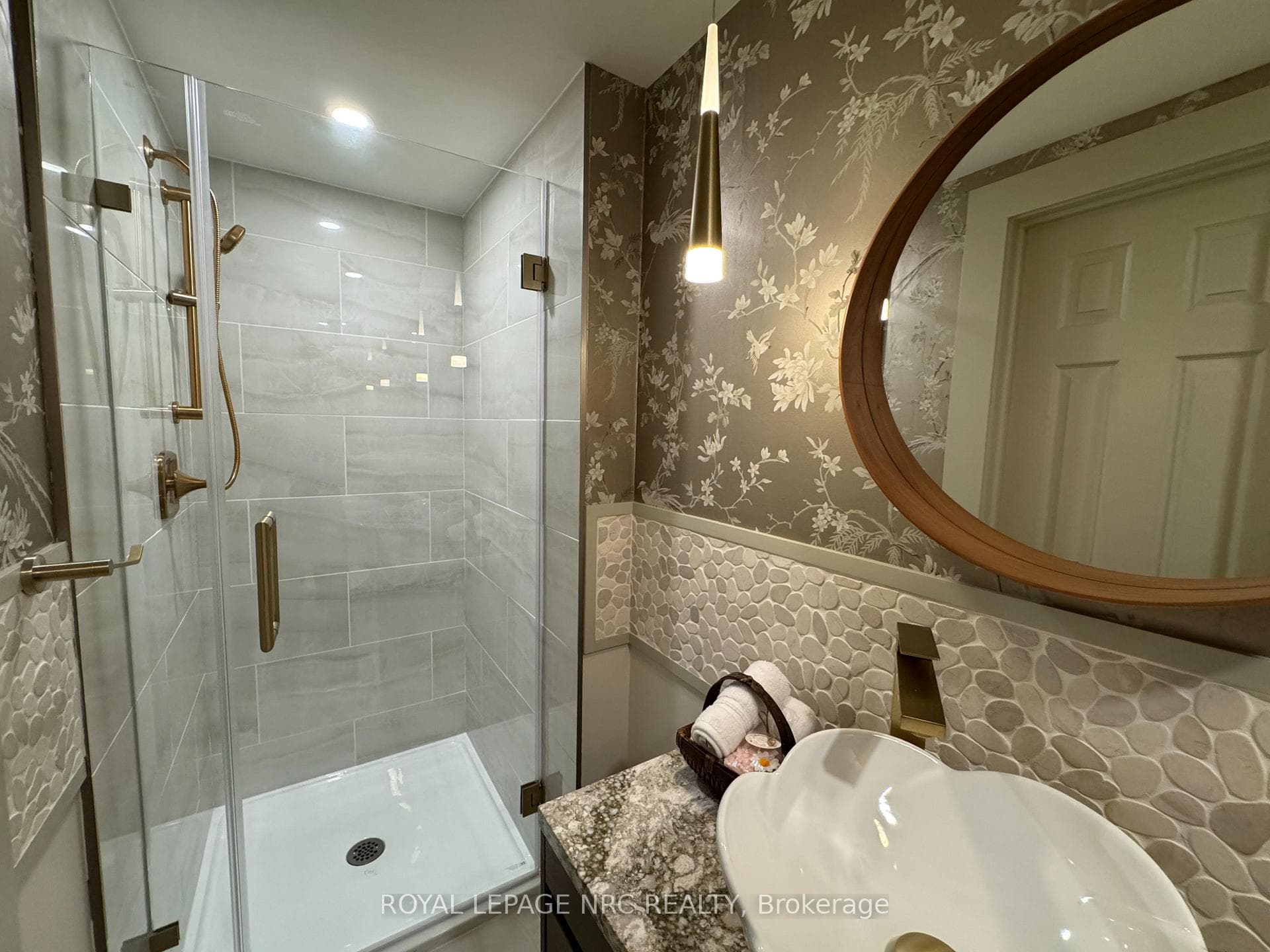 Beautiful shower on the main!!