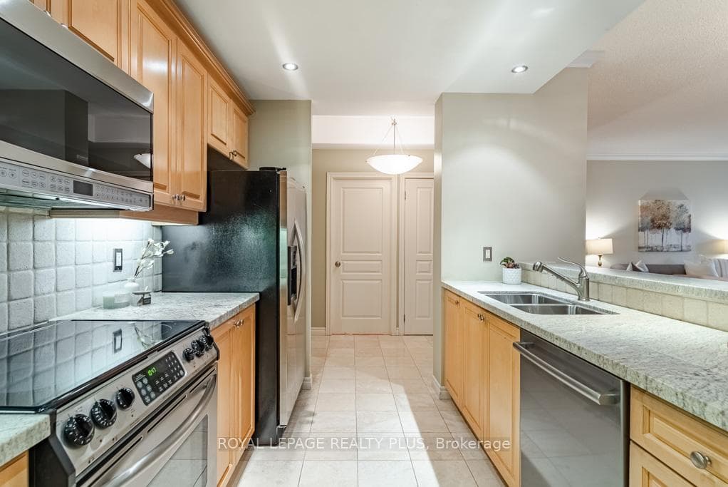2662 Bloor Street Unit 609 photo 6