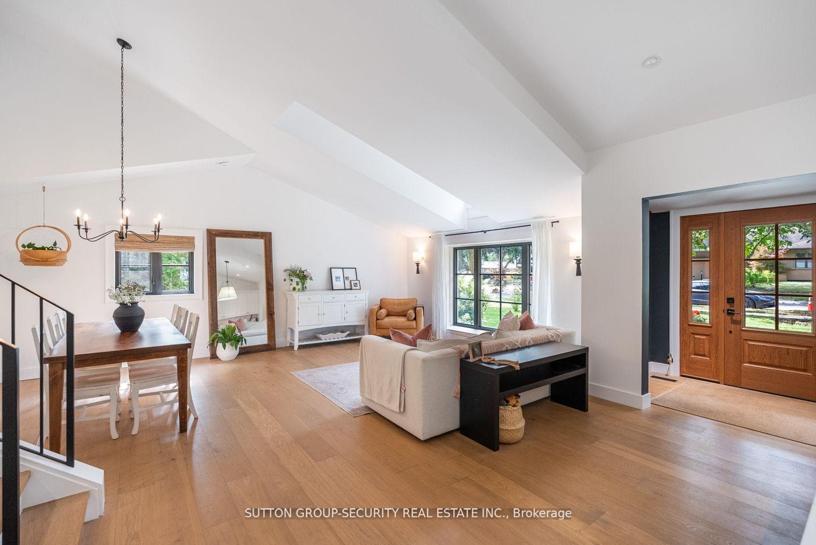 1665 Missenden Crescent photo 11