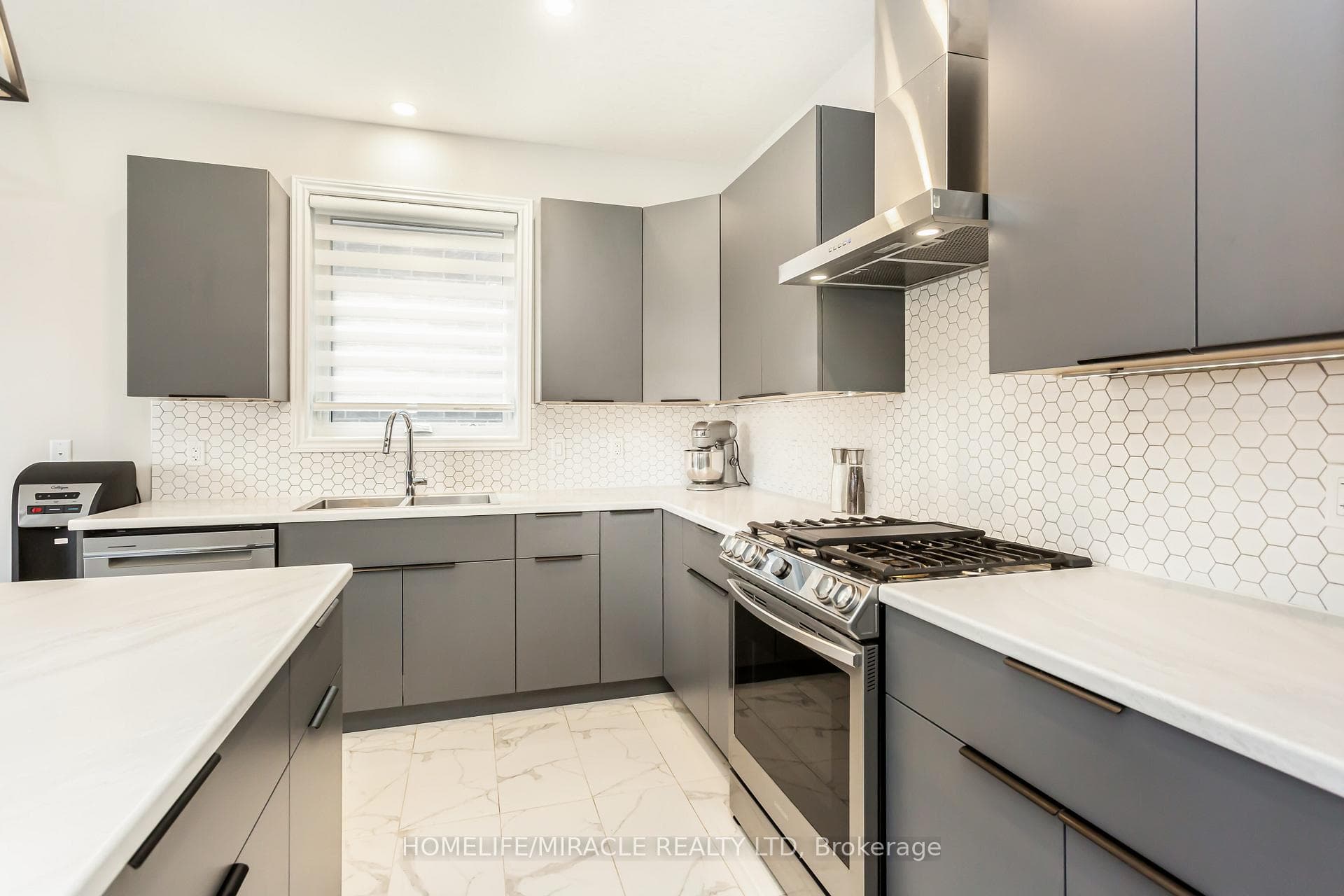 23 Tindall Crescent photo 14