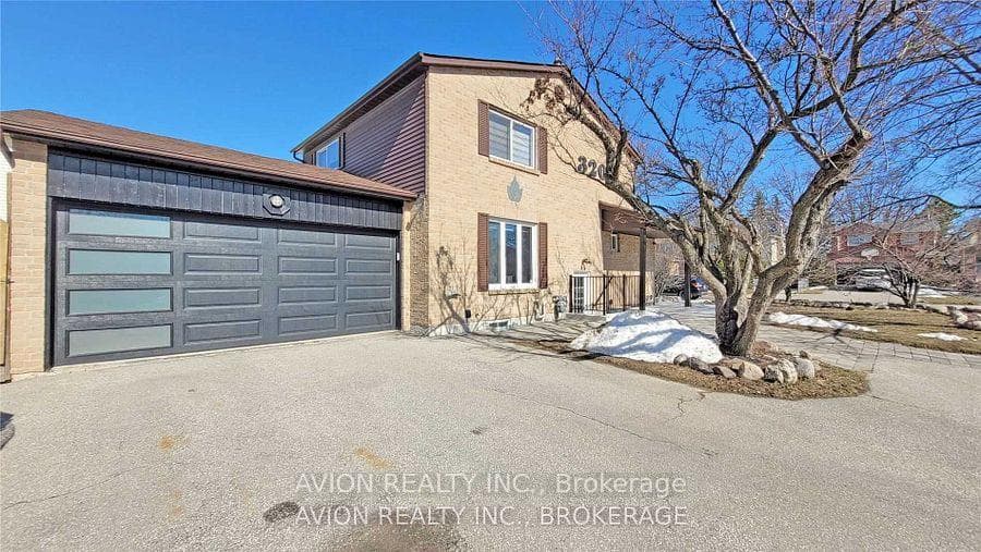 3205 Anderson Crescent Unit Upper photo 1