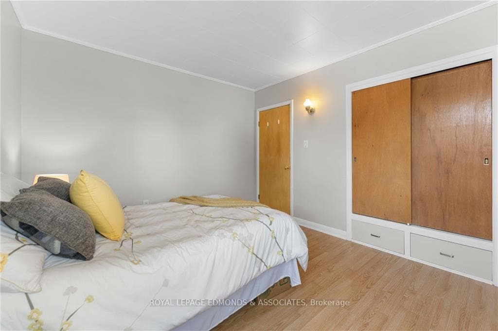 586 ROY Street photo 19