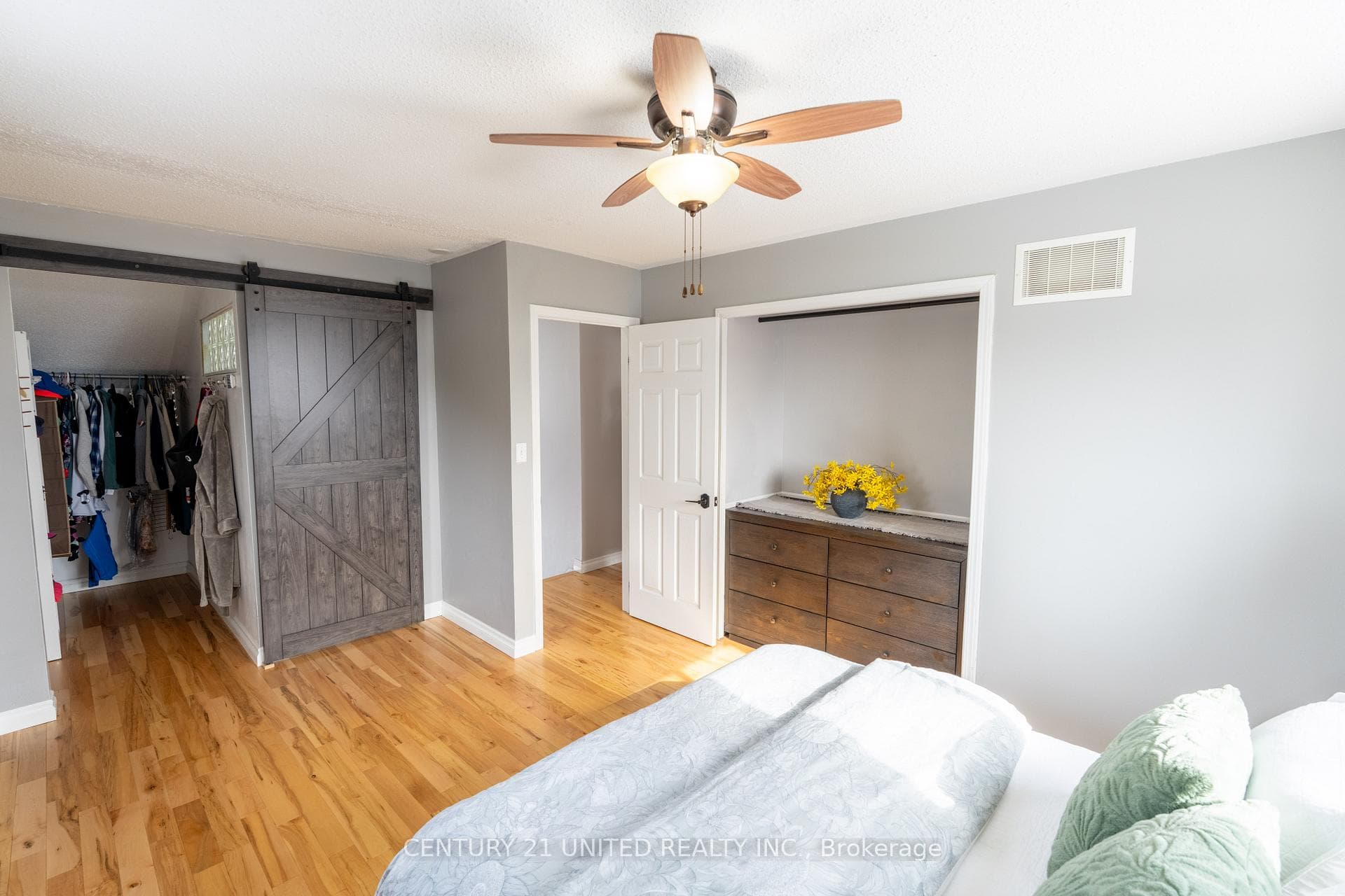 1360 Ireland Drive photo 15