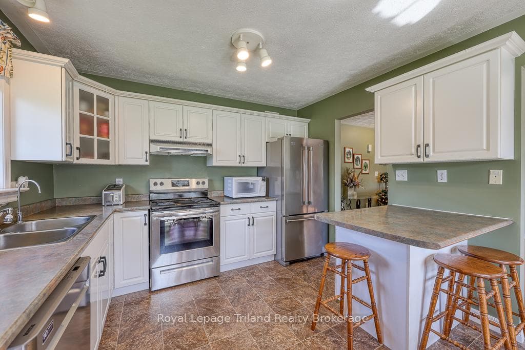 Kitchen (peninsula with breakfast bar)