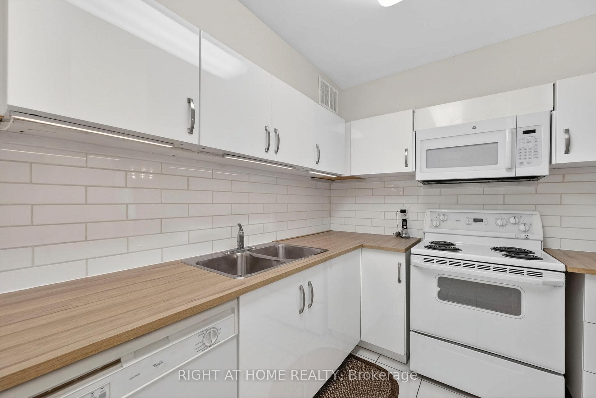 60 Inverlochy Boulevard Unit 211 photo 5
