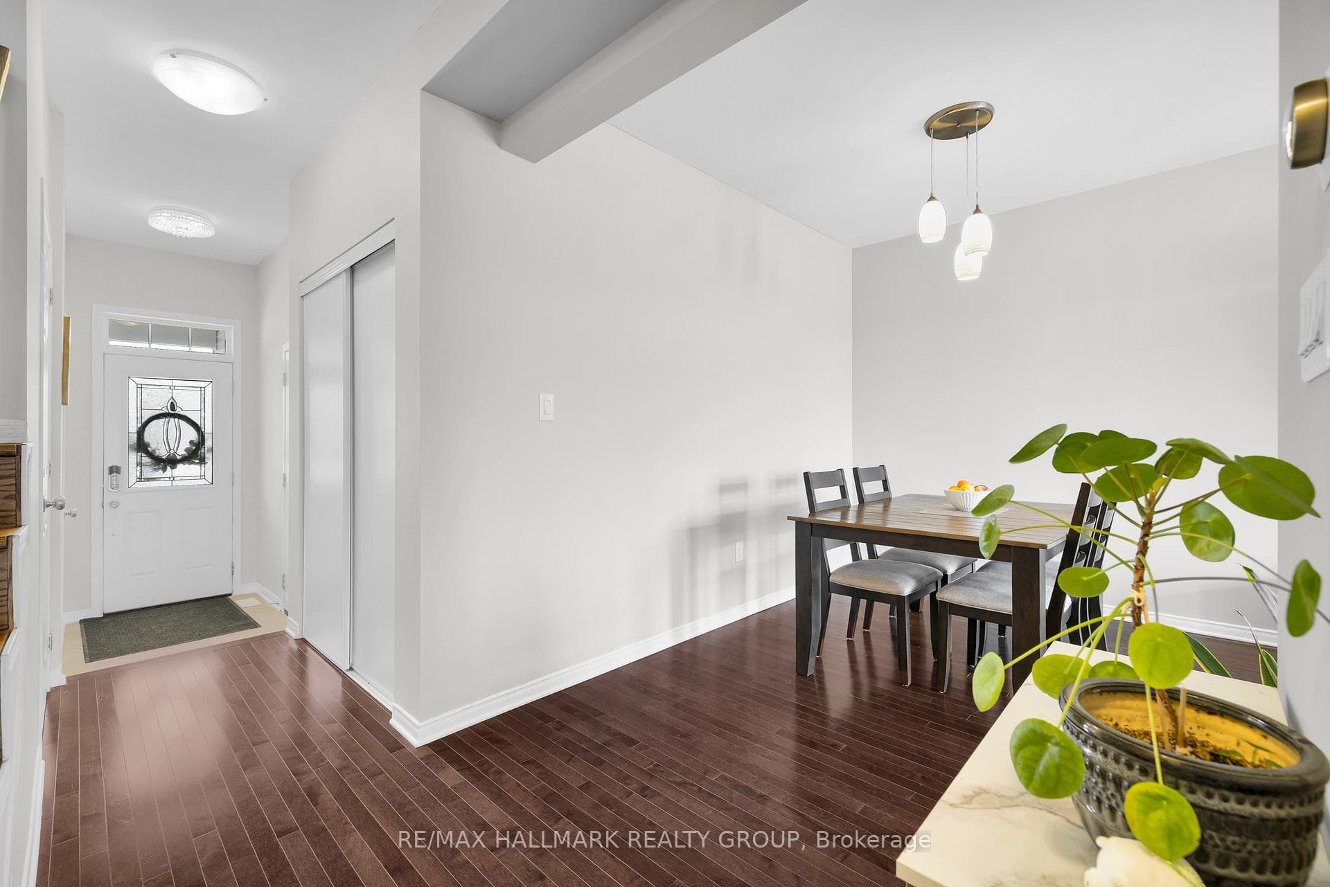 132 Laramie Crescent photo 2