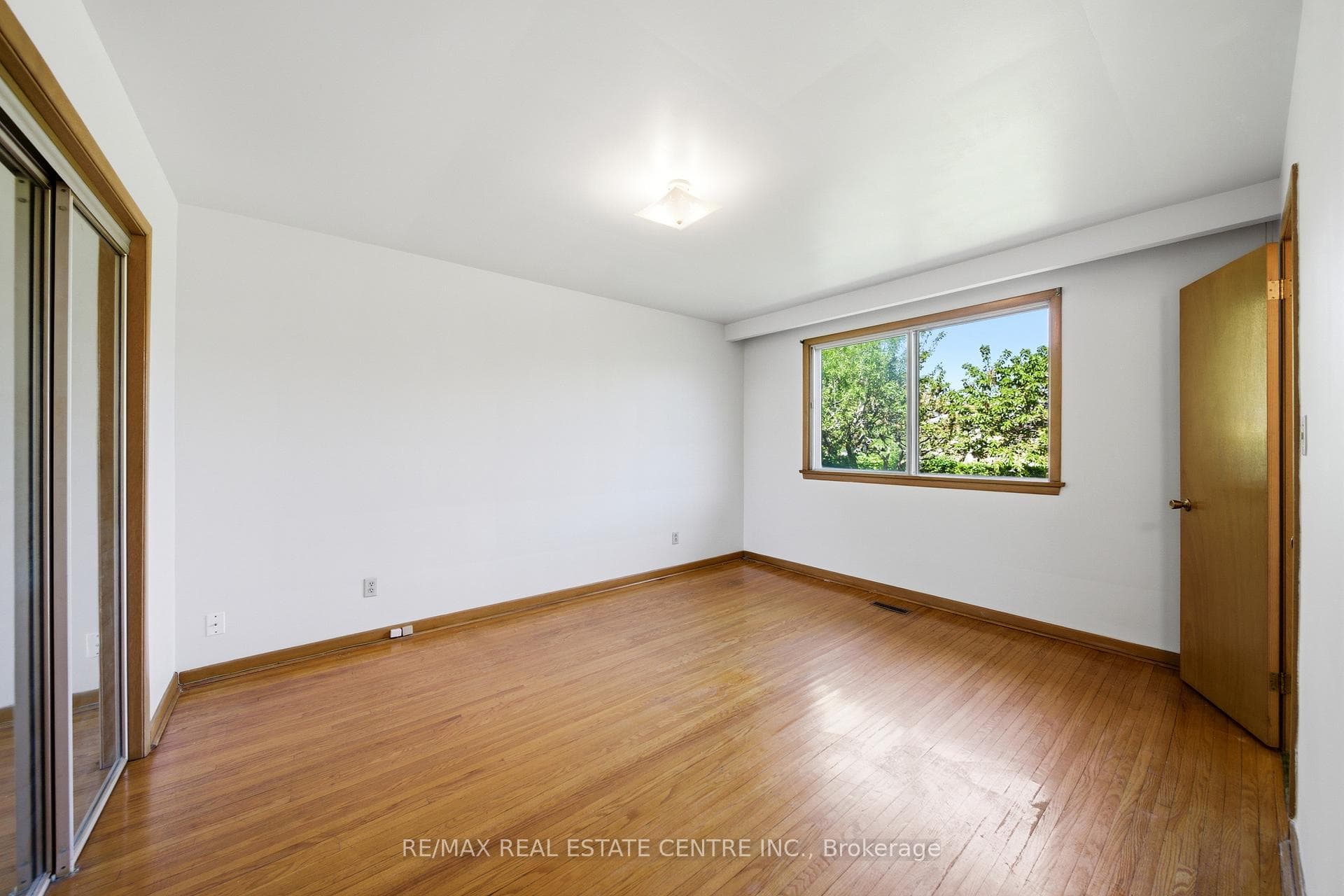 893 Hollowtree Crescent photo 30