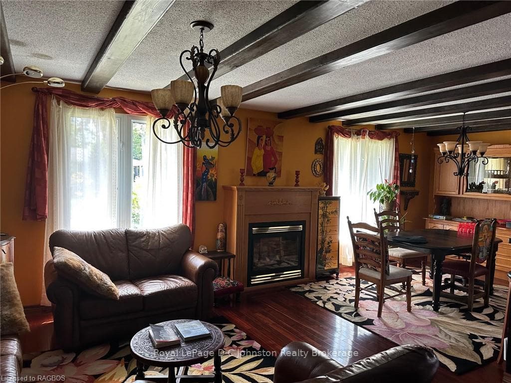 1152 WELLINGTON Street photo 5