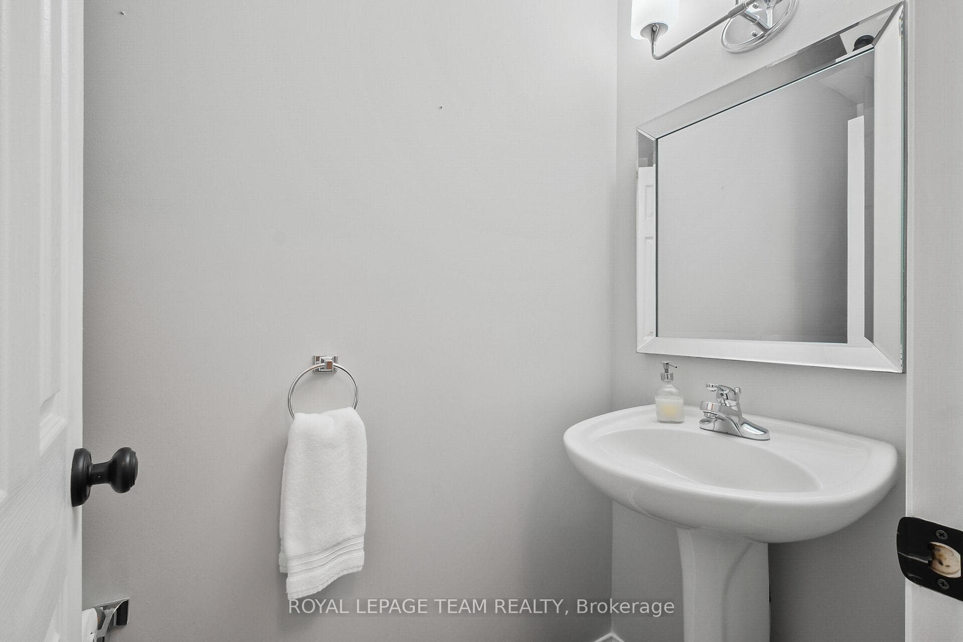 2072 Dunollie Crescent photo 22