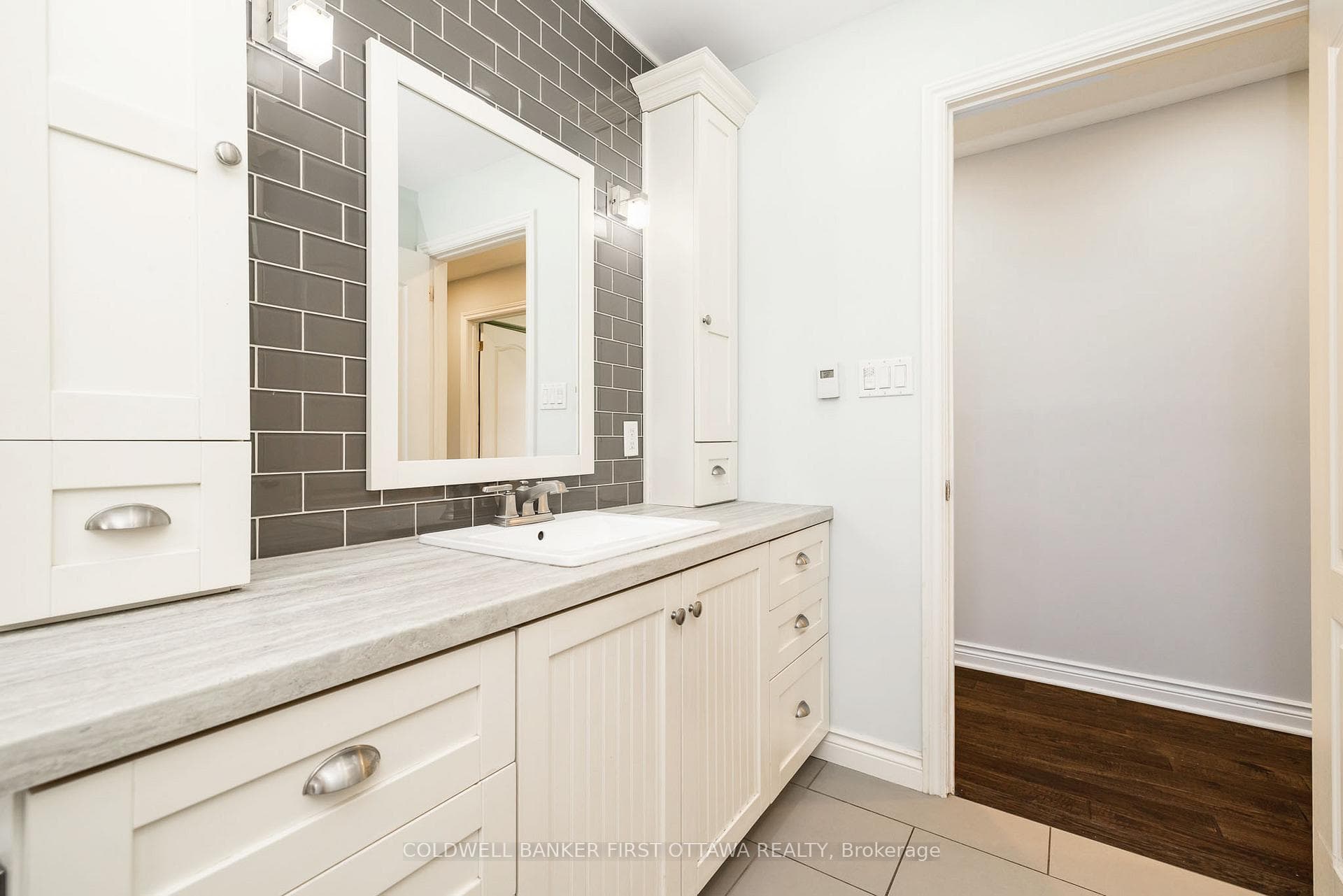 174 Lloydalex Crescent photo 24