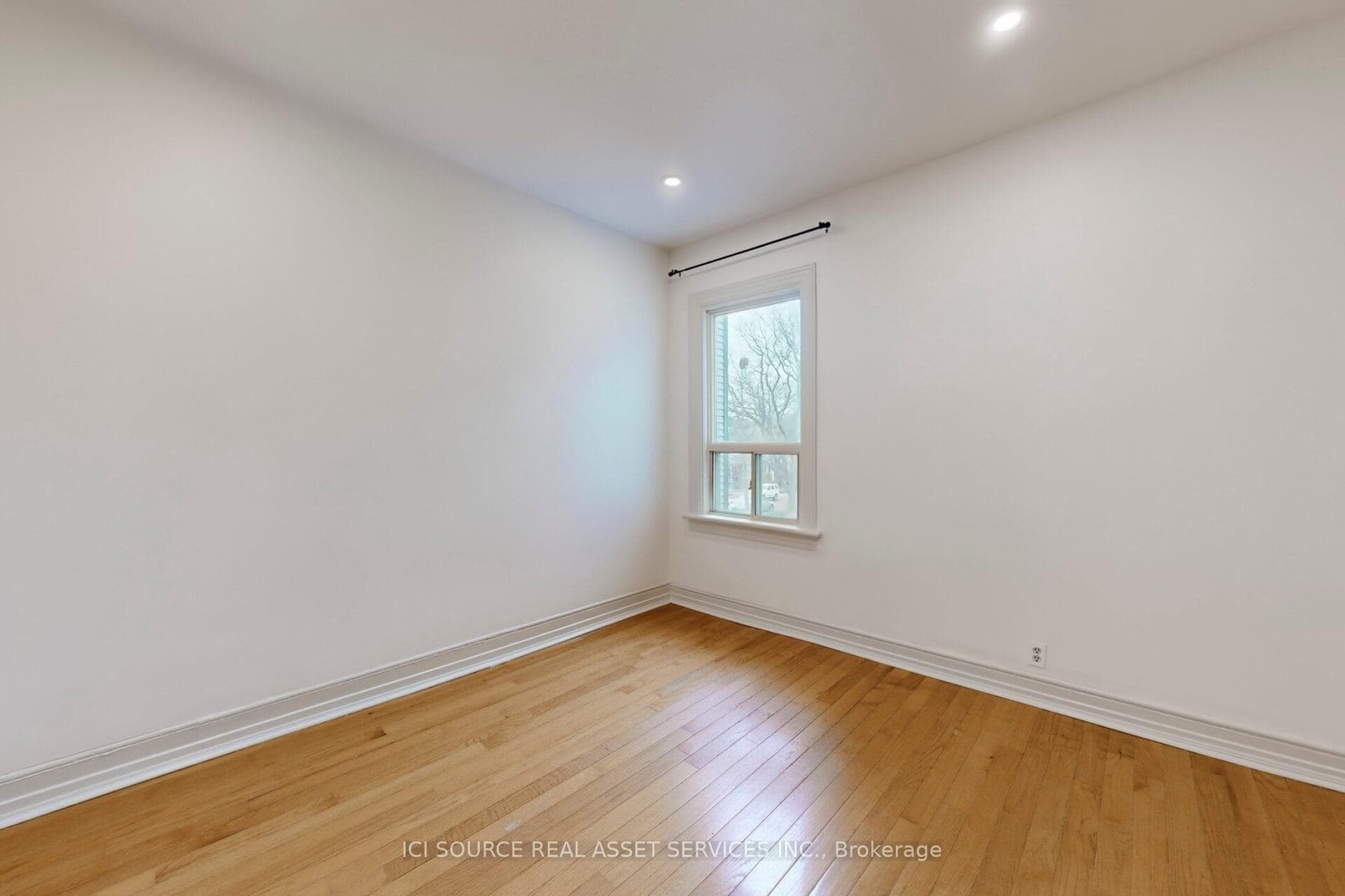 463 Pape Avenue Unit Upper photo 29