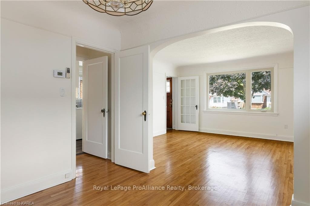 52 CARRUTHERS Avenue photo 11
