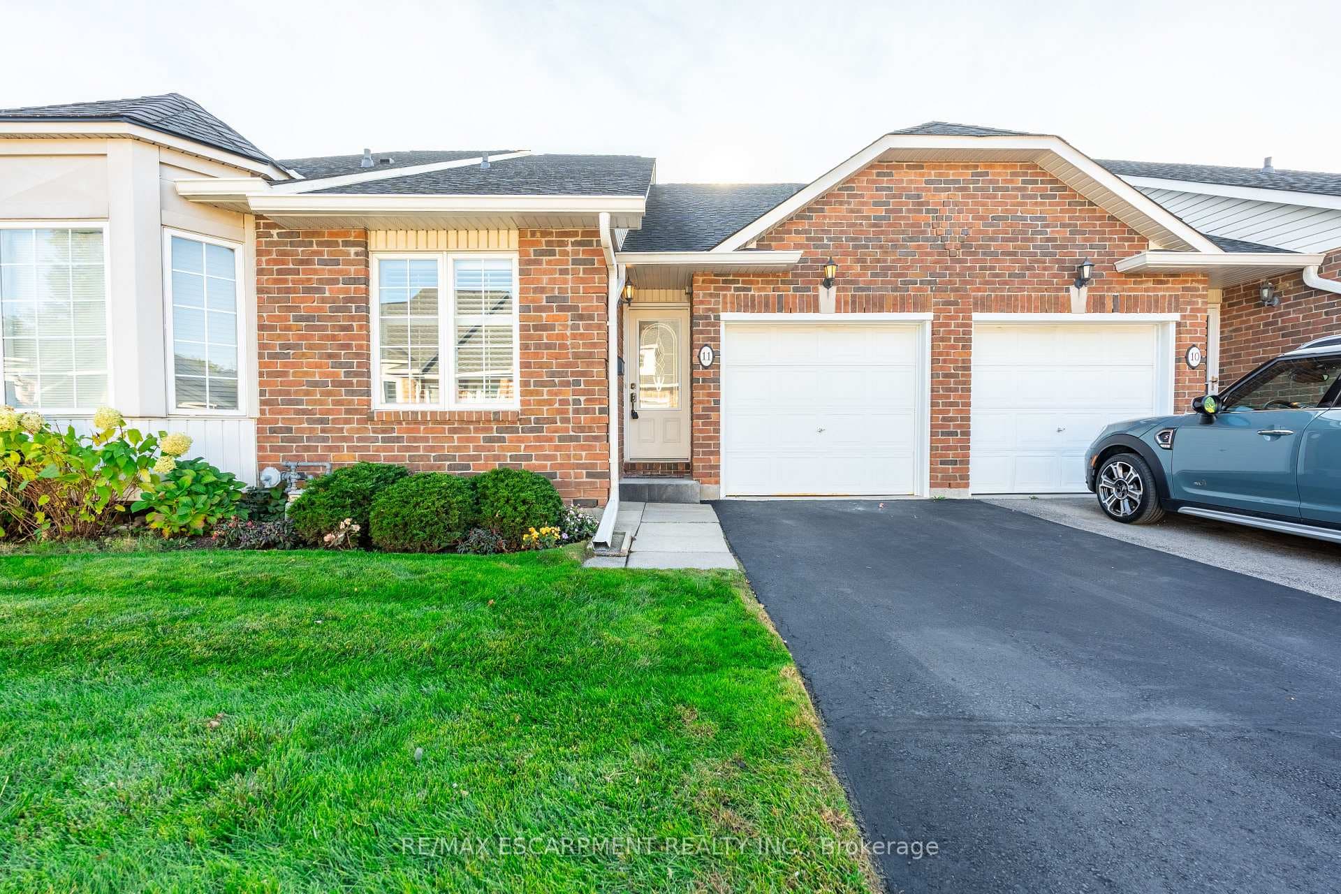 222 Fellowes Crescent Unit 11 photo 1