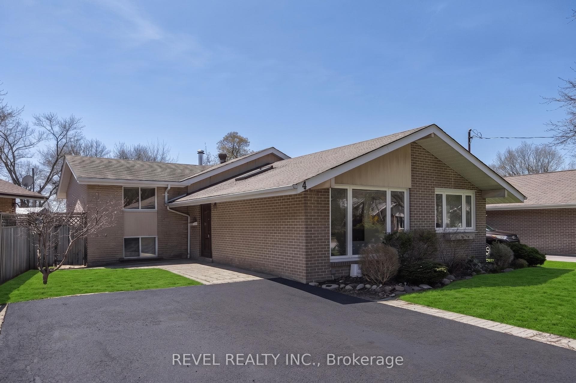4 Oakley Boulevard photo 1