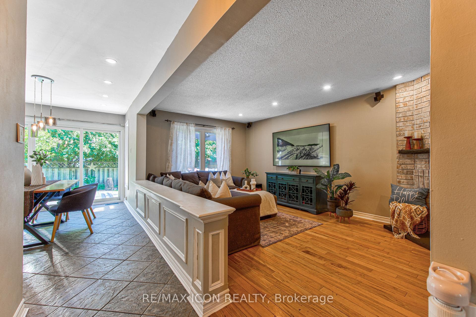 15 Hall Crescent photo 15