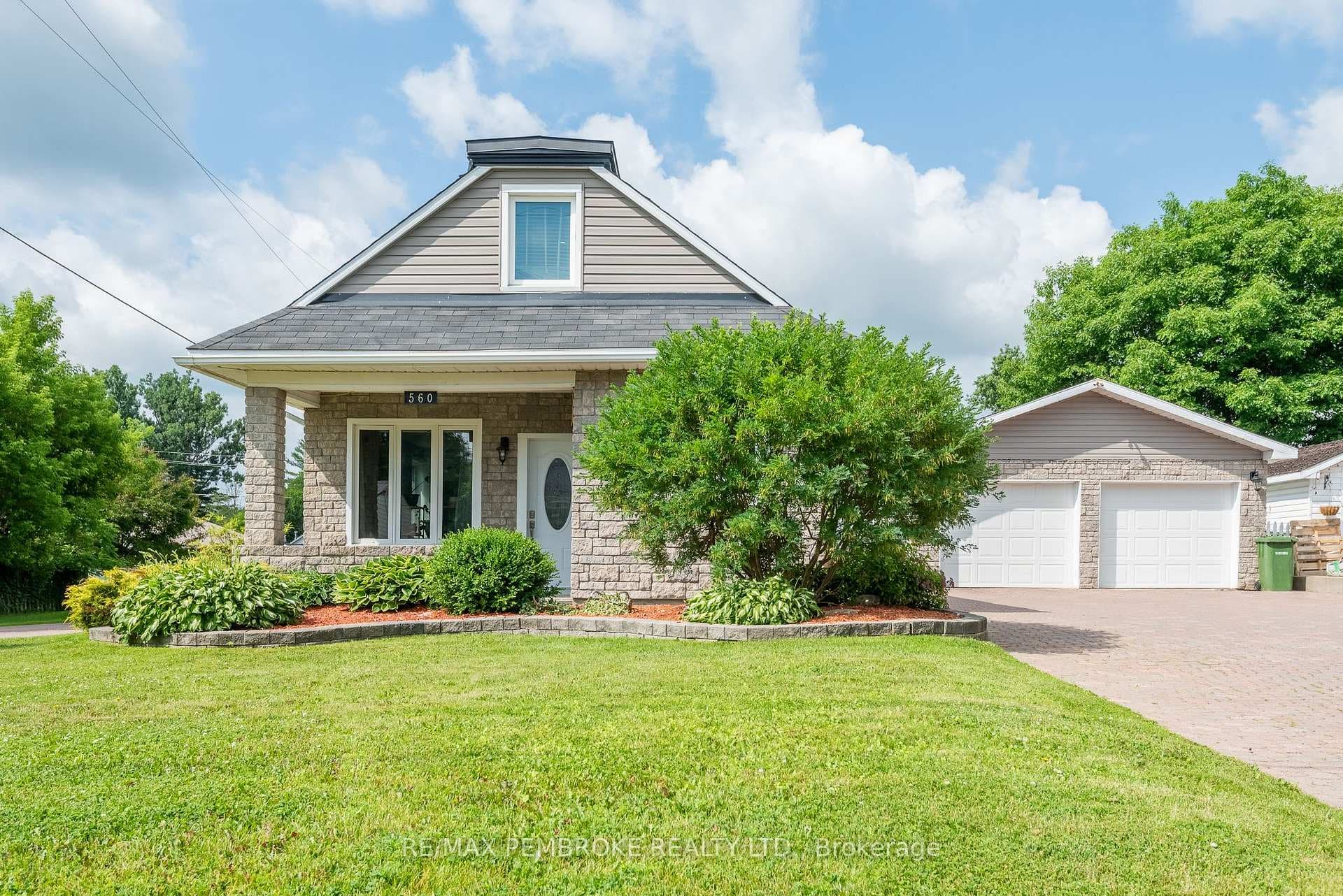 560 Boundary Road photo 2