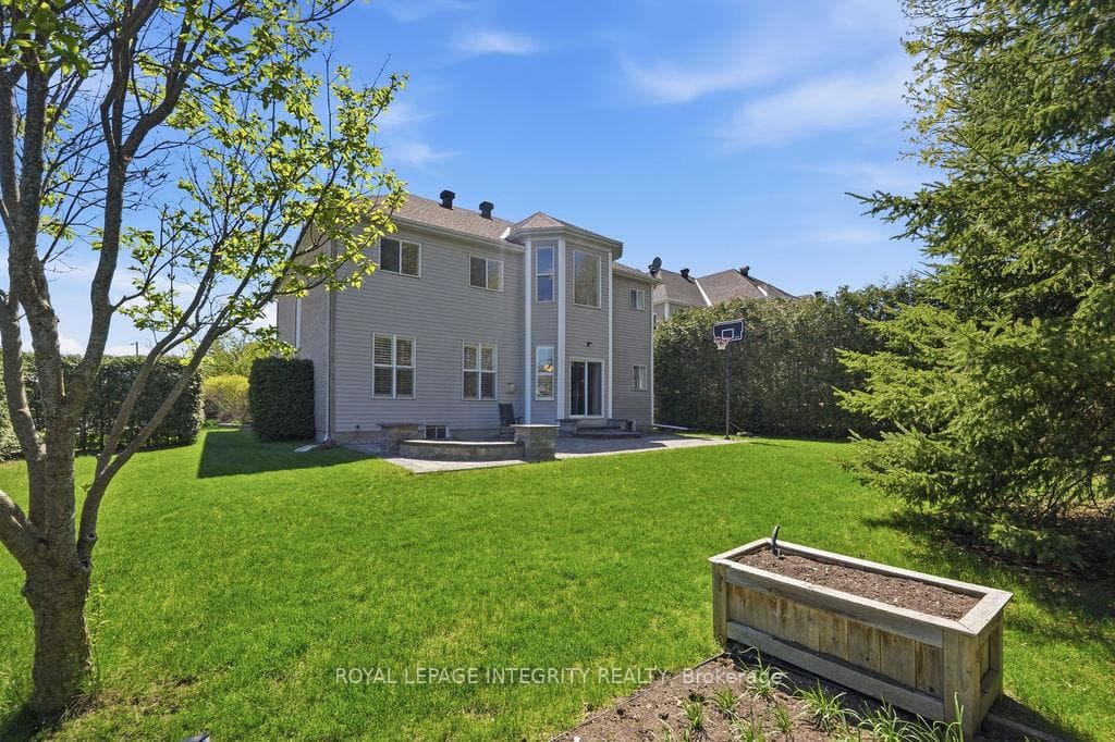 185 INSMILL Crescent photo 43