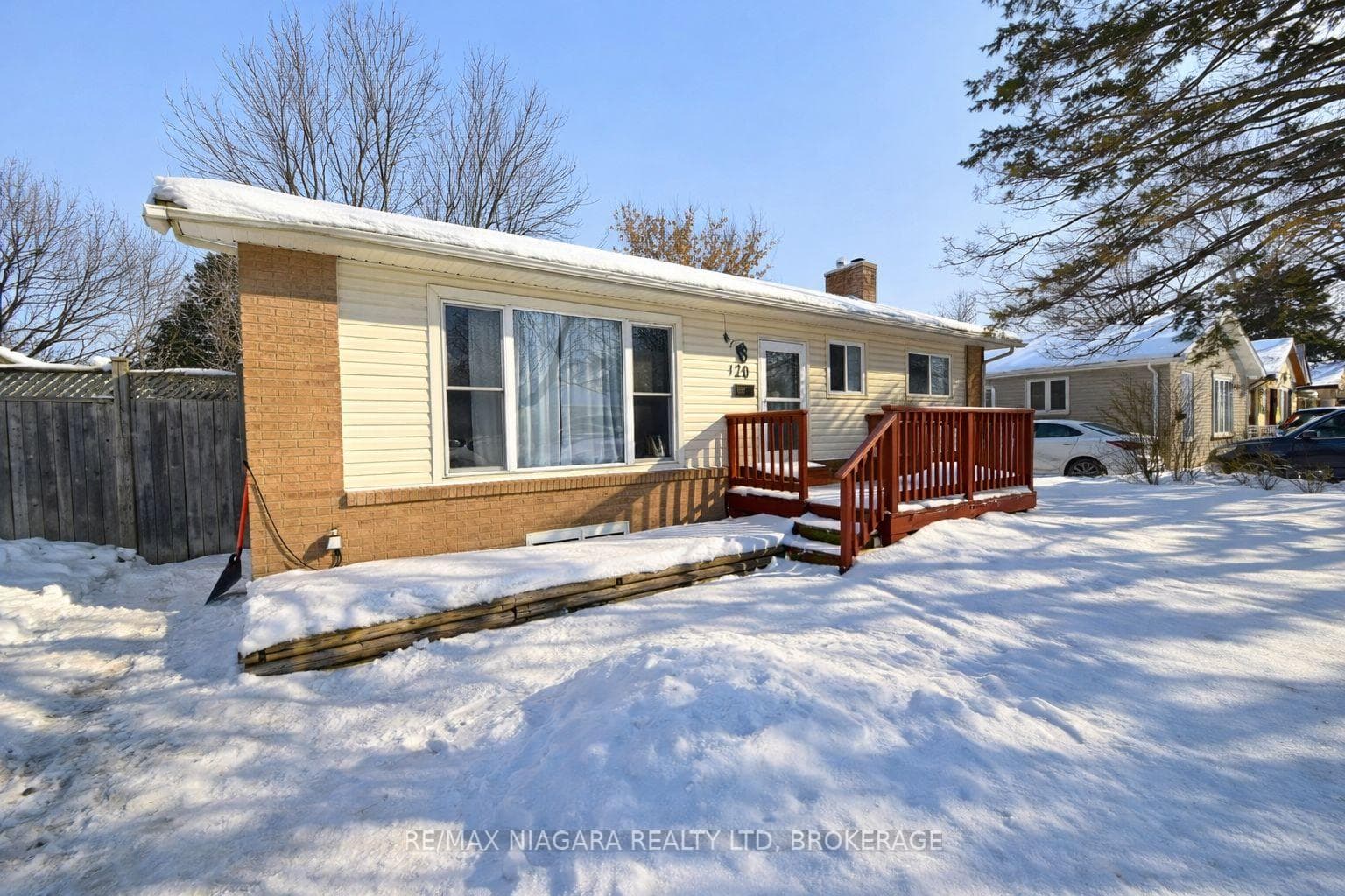 128 Toulon Crescent photo 1