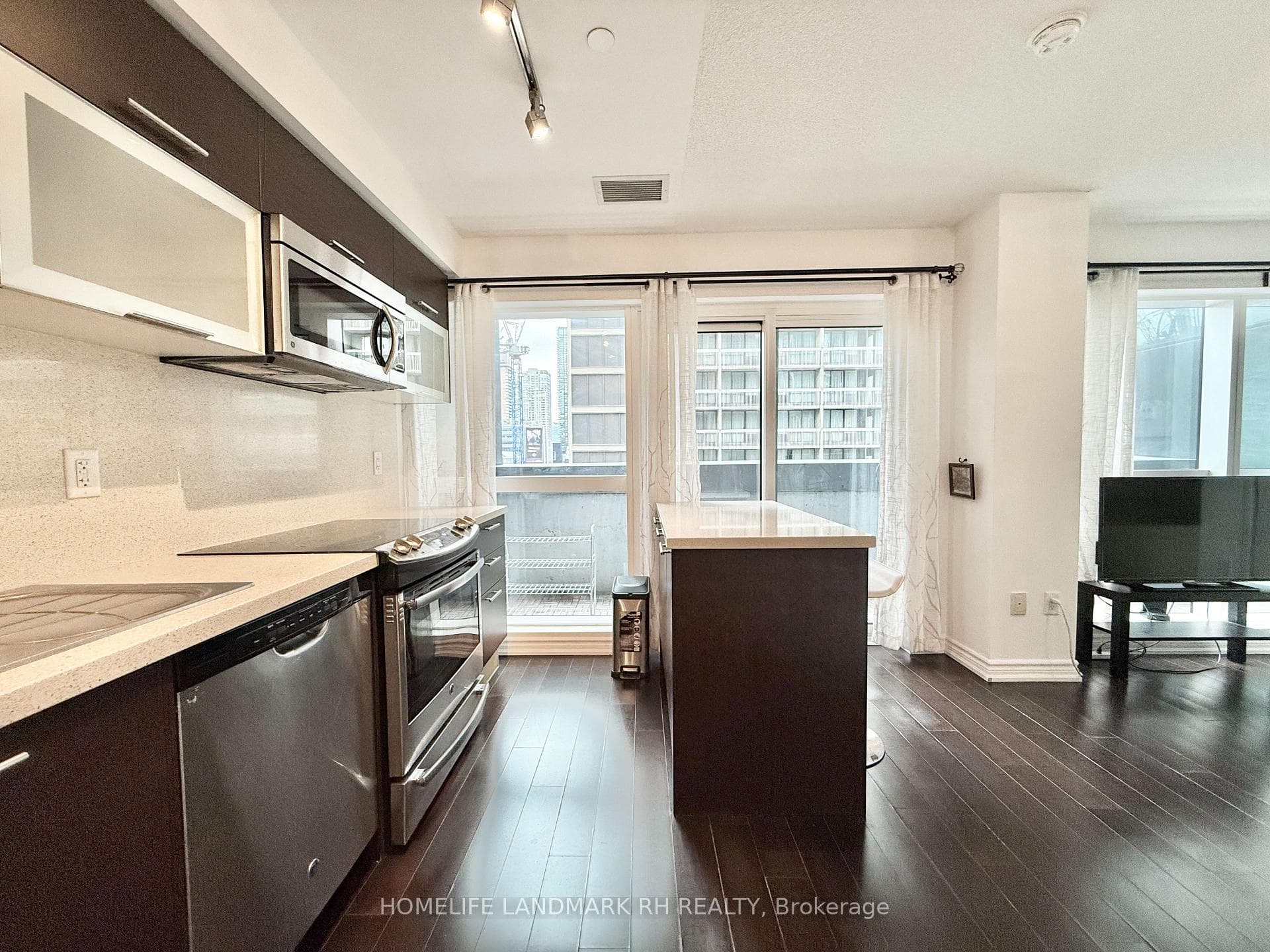 386 Yonge Street Unit 512 photo 4