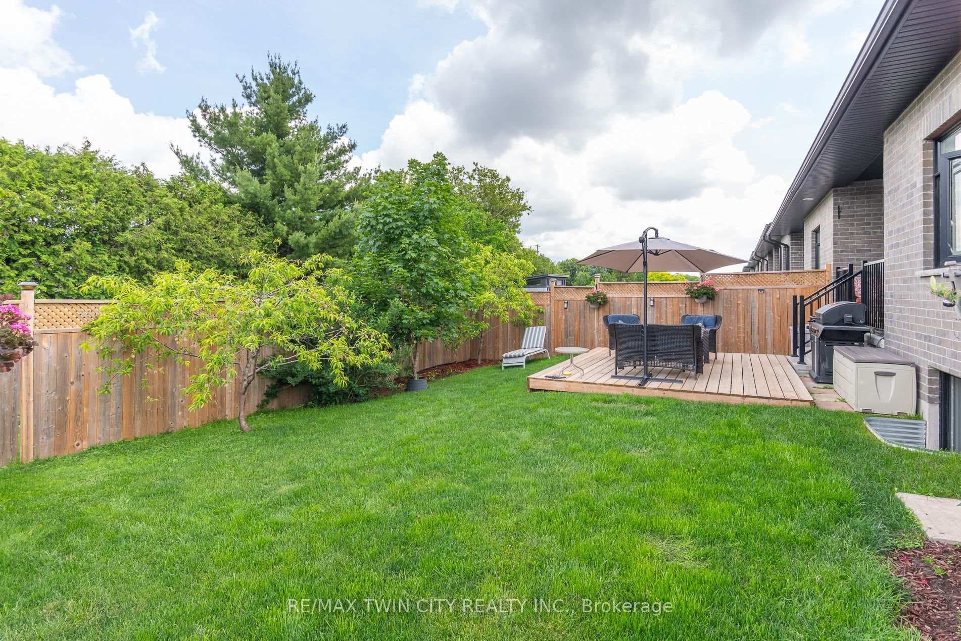 82 Rowe Avenue photo 37