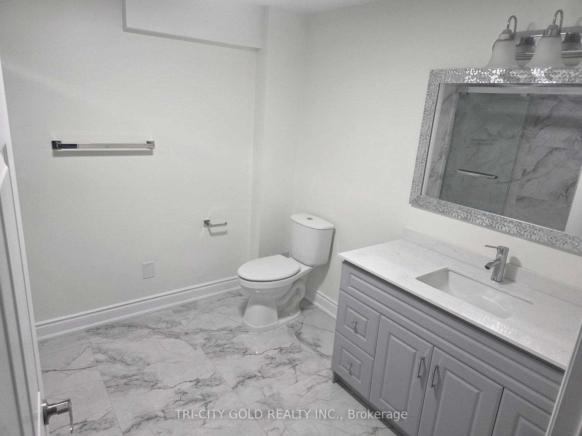536 Mctavish Street Unit Lower photo 15