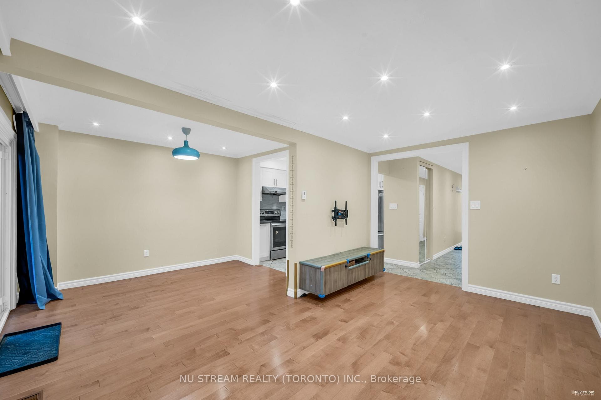 207 Huntingdale Boulevard photo 3