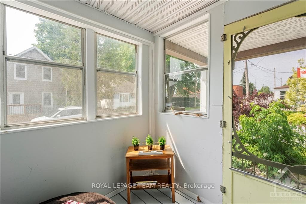 488 CLARENCE Street photo 5