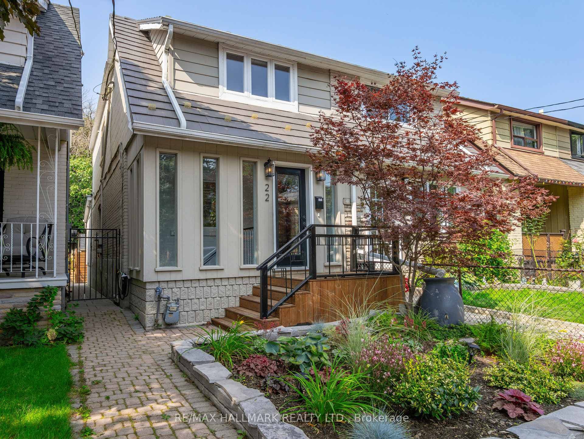 22 Larchmount Avenue photo 1