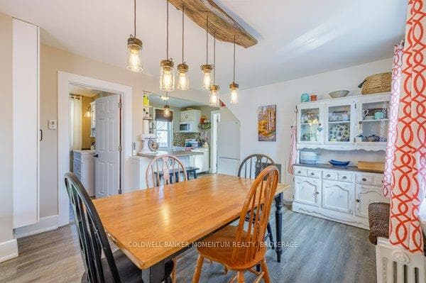 Looking thru to the kitchen