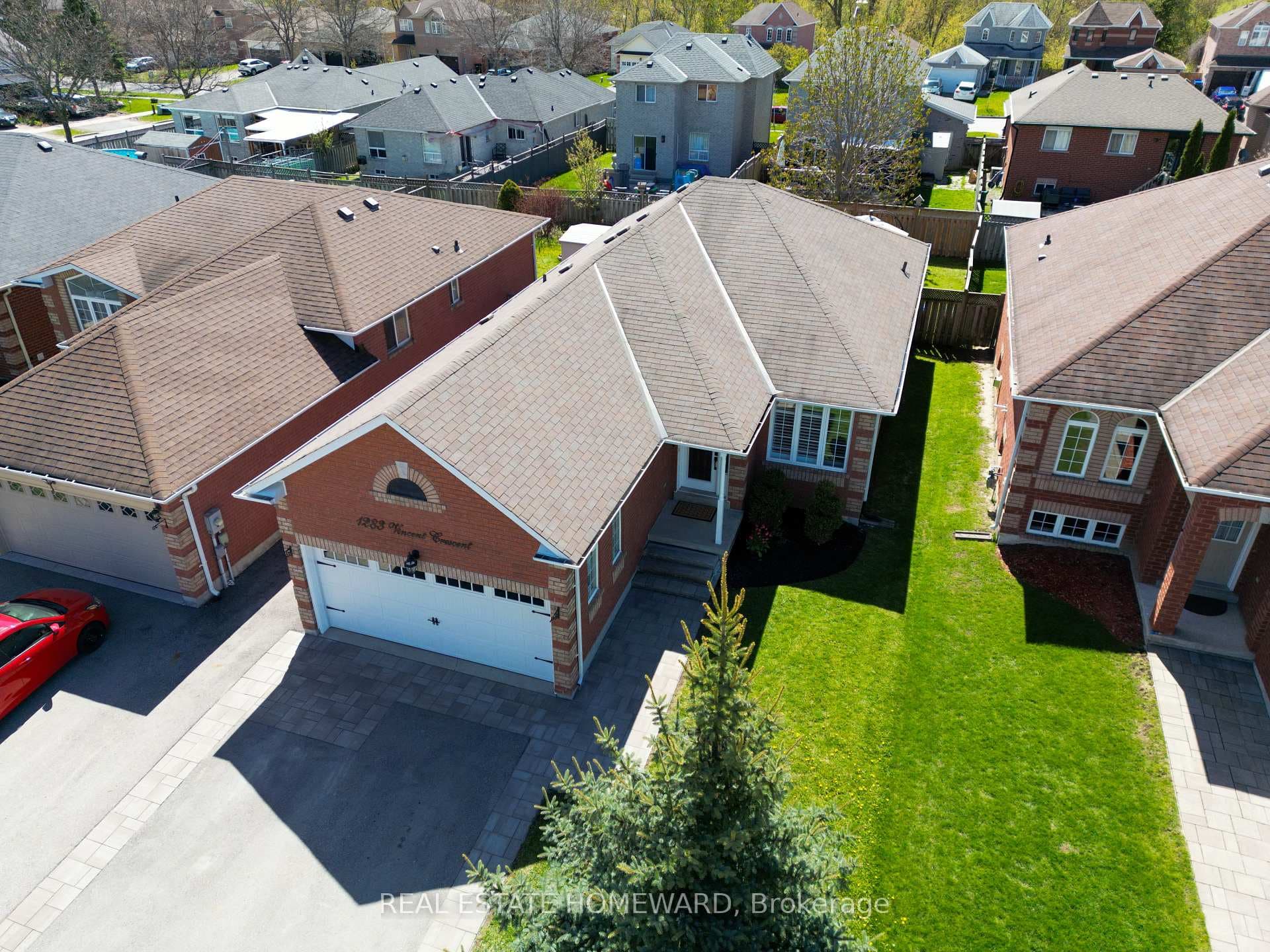 1283 Vincent Crescent photo 1