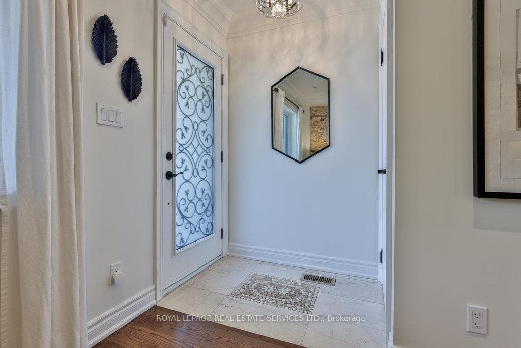124 Coxwell Avenue photo 4