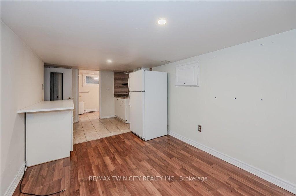195 Lancaster Street photo 45