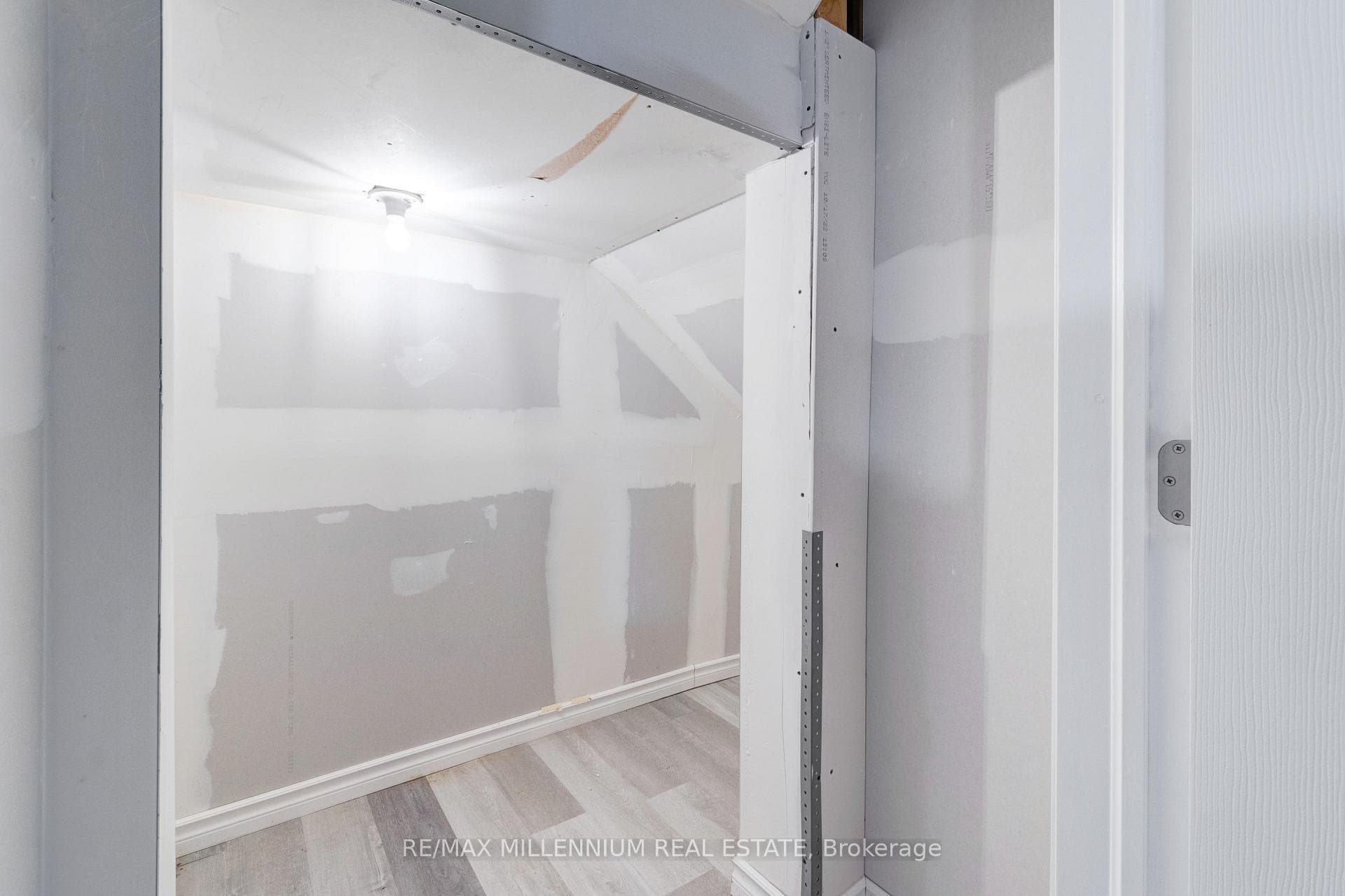 481 Bessborough Drive photo 33