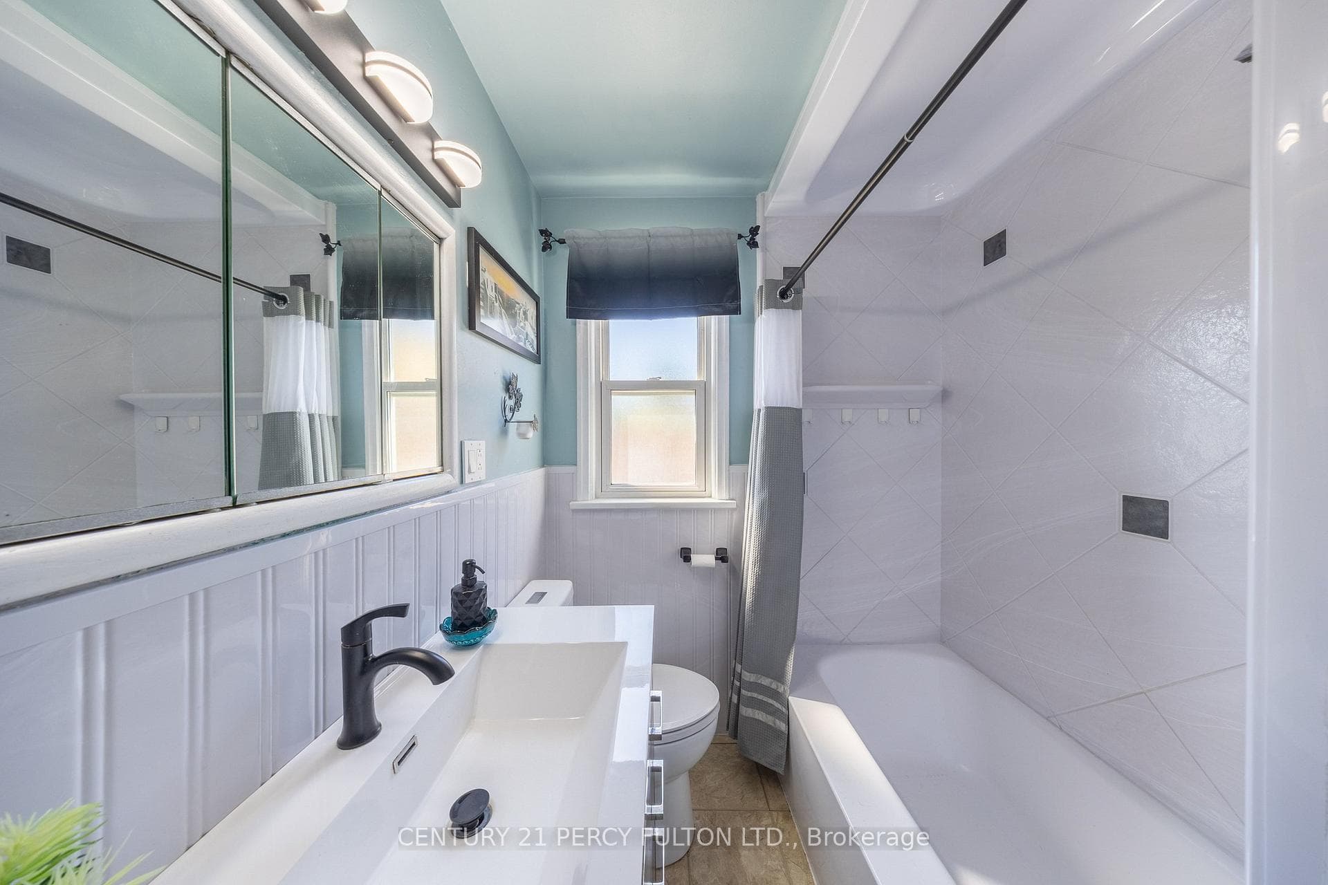 816 SIMCOE Street photo 11