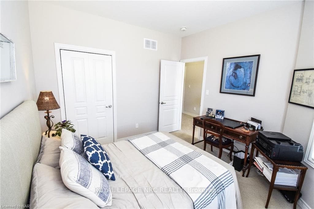 16 ELLIS Avenue photo 20