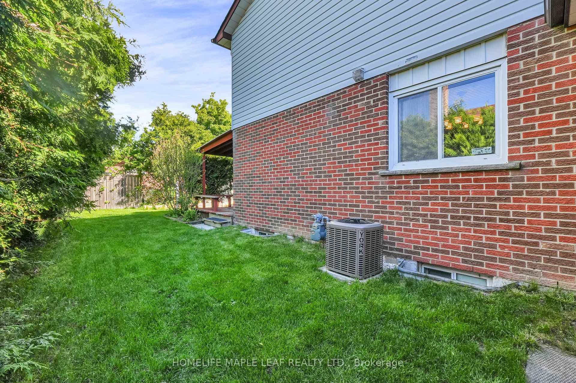 14 Manitou Crescent photo 29