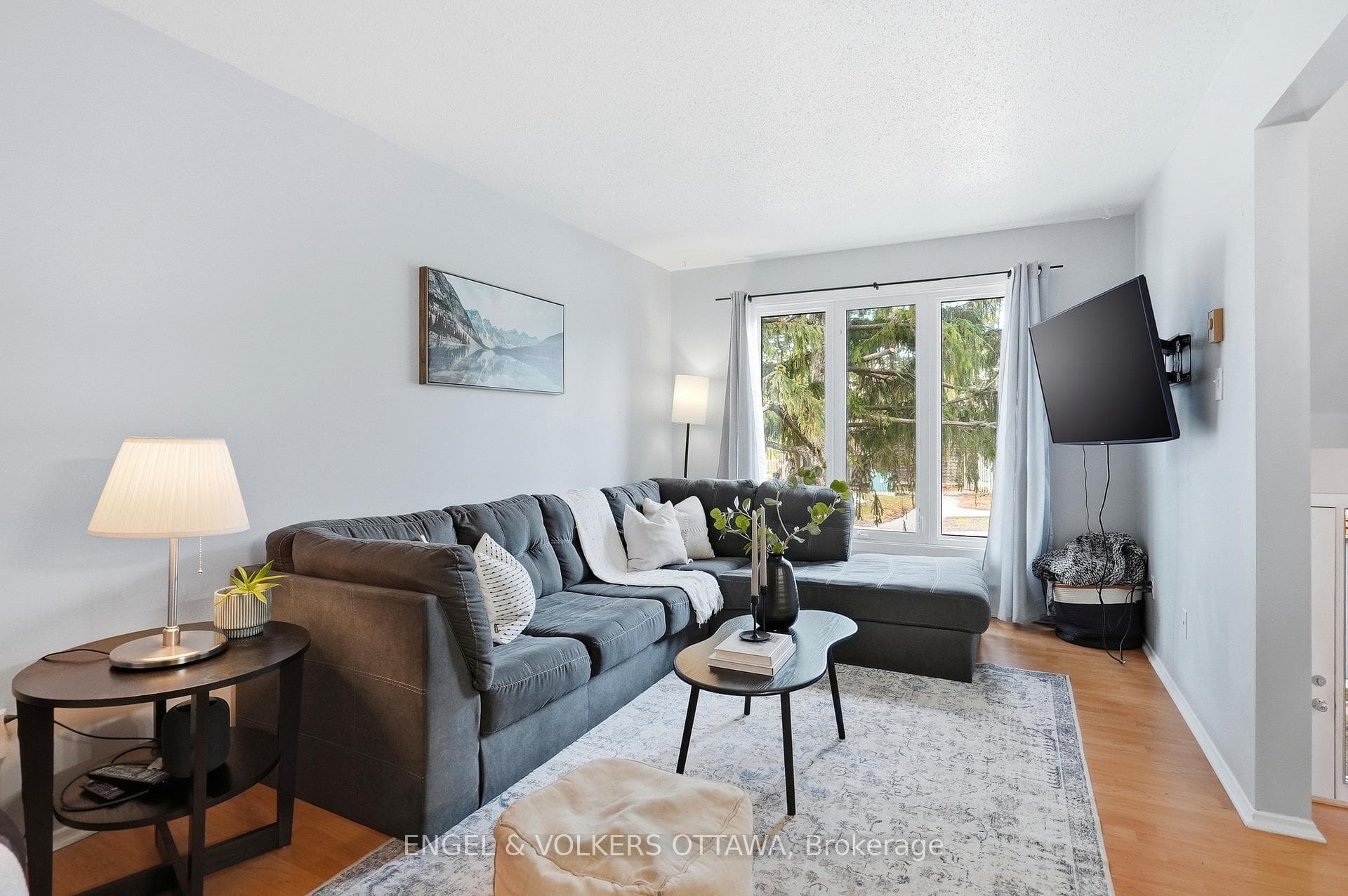 122 Salter Crescent photo 5