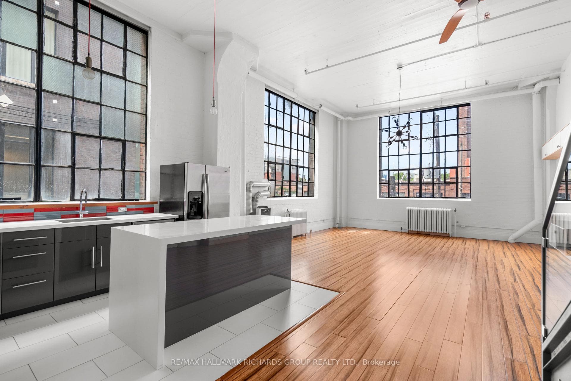 245 Carlaw Avenue Unit 202B photo 1
