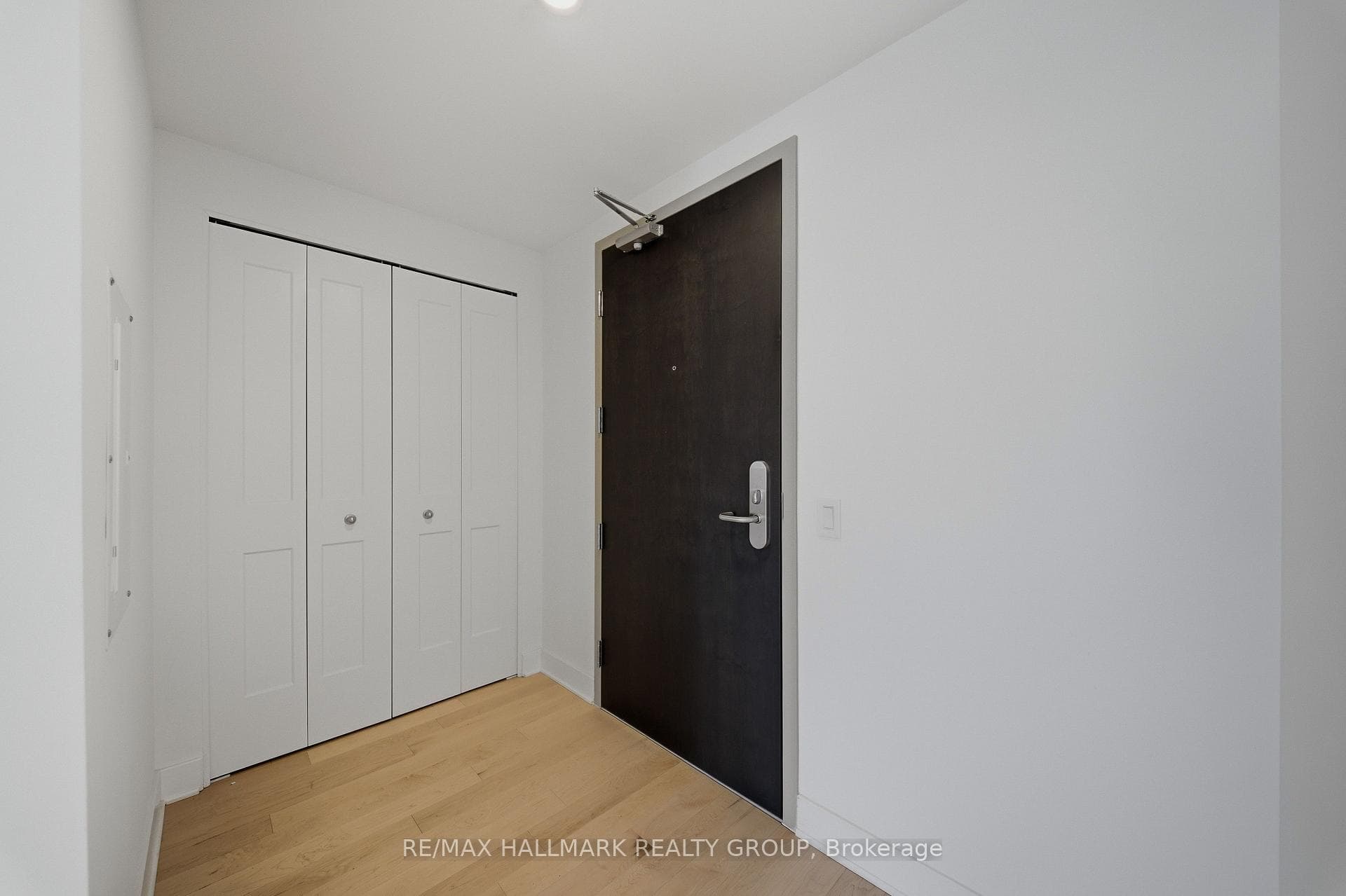180 George Street Unit 2202 photo 4
