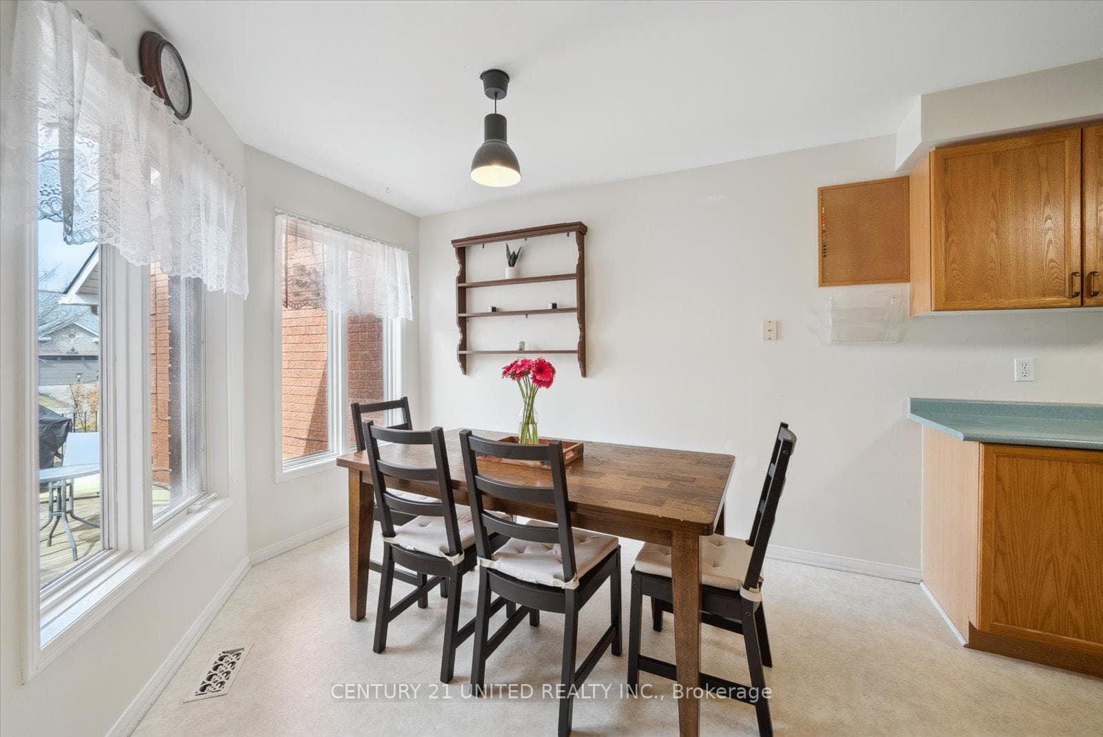 1343 Eagle Crescent photo 7